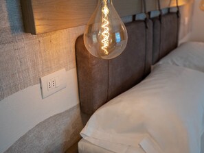 Familjerum - anslutande rum | Värdeförvaringsskåp på rummet, skrivbord och mörkläggningsgardiner