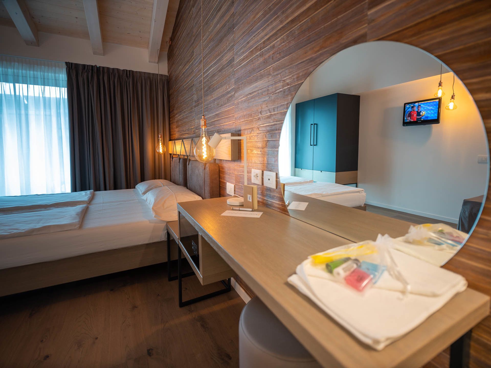 Kolmen hengen standard-huone, parveke | Tallelokero huoneessa, työpöytä, pimennysverhot, vauvansängyt