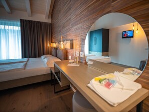 Standaard driepersoonskamer, balkon | Een kluis op de kamer, een bureau, verduisterende gordijnen