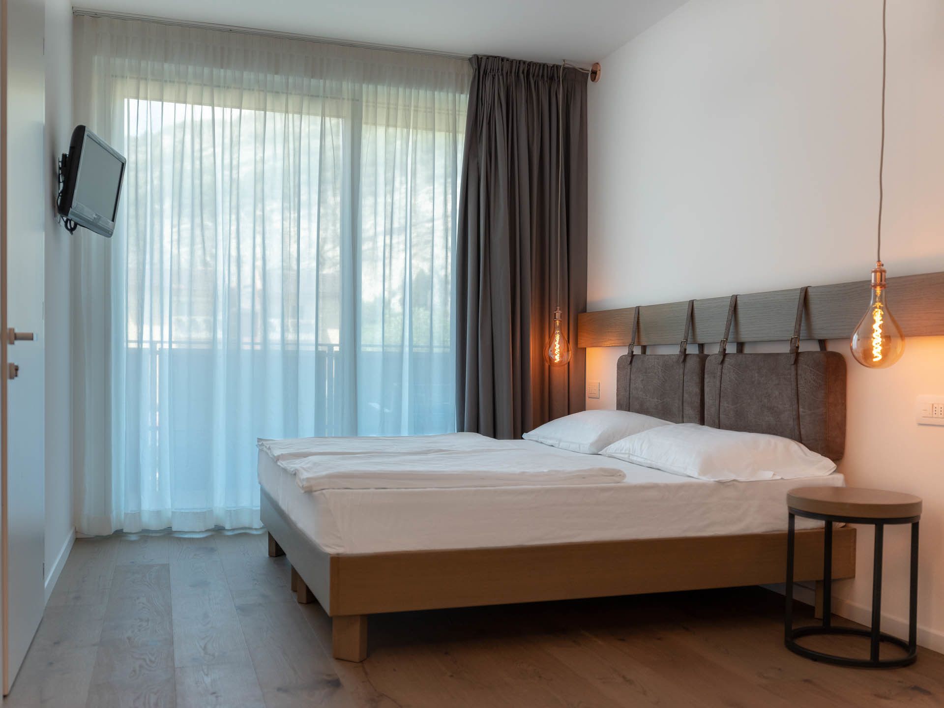 Värdeförvaringsskåp på rummet, skrivbord och mörkläggningsgardiner