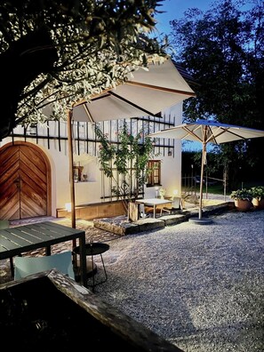 Unclassified image, 4 of 12, button