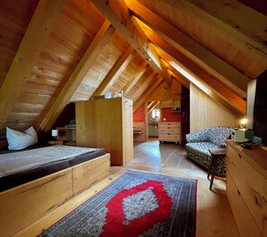 1 bedroom, soundproofing, Internet, bed sheets - Appartement Heuboden im Dachgeschoss Atelier mit Dusche / WC (Breitbrunn am Chiemsee)