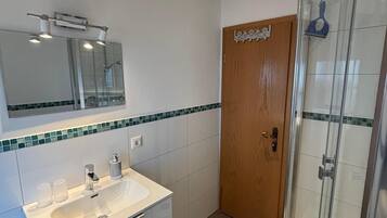 Dusche, Haartrockner, Handtücher