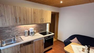 Wasserkocher mit Kaffee-/Teezubehör, Kühlschrank, Mikrowelle, Ofen