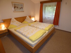3 bedrooms, internet, bed sheets