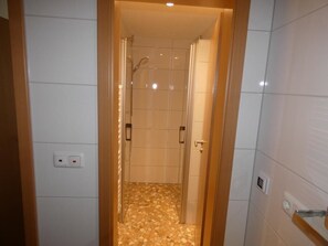 Douche, sèche-cheveux, serviettes fournies