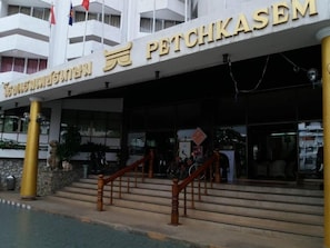 Exterior - Petchkasem Grand Hotel (Surin)