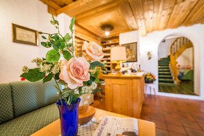 Interior - Comfort apartment 60 sqm, incl. Breakfast and daily Cleaning service with south-facing balcony (Bad Reichenhall)