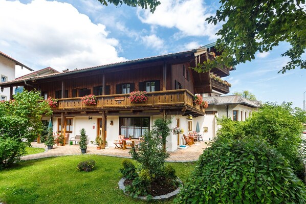 Exterior - Ferienwohnung-10- (70qm) "Zellerberg" Balkon, Küche extra, 2 Schlaf- und 1 Wohn-/Schlafzimmer, max 5 Pers, WLAN (Ruhpolding)