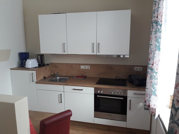 Fridge, microwave, stovetop, coffee/tea maker - Friendly vacation apartment type B, 40sqm, south-facing balcony (Bad Reichenhall)