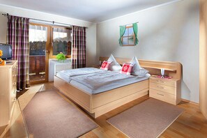 2 عدّة غرف نوم وخدمة الإنترنت وملاءات أسرّة