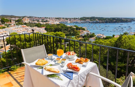 Daily buffet breakfast (EUR 14 per person). Hotel Rec de Palau