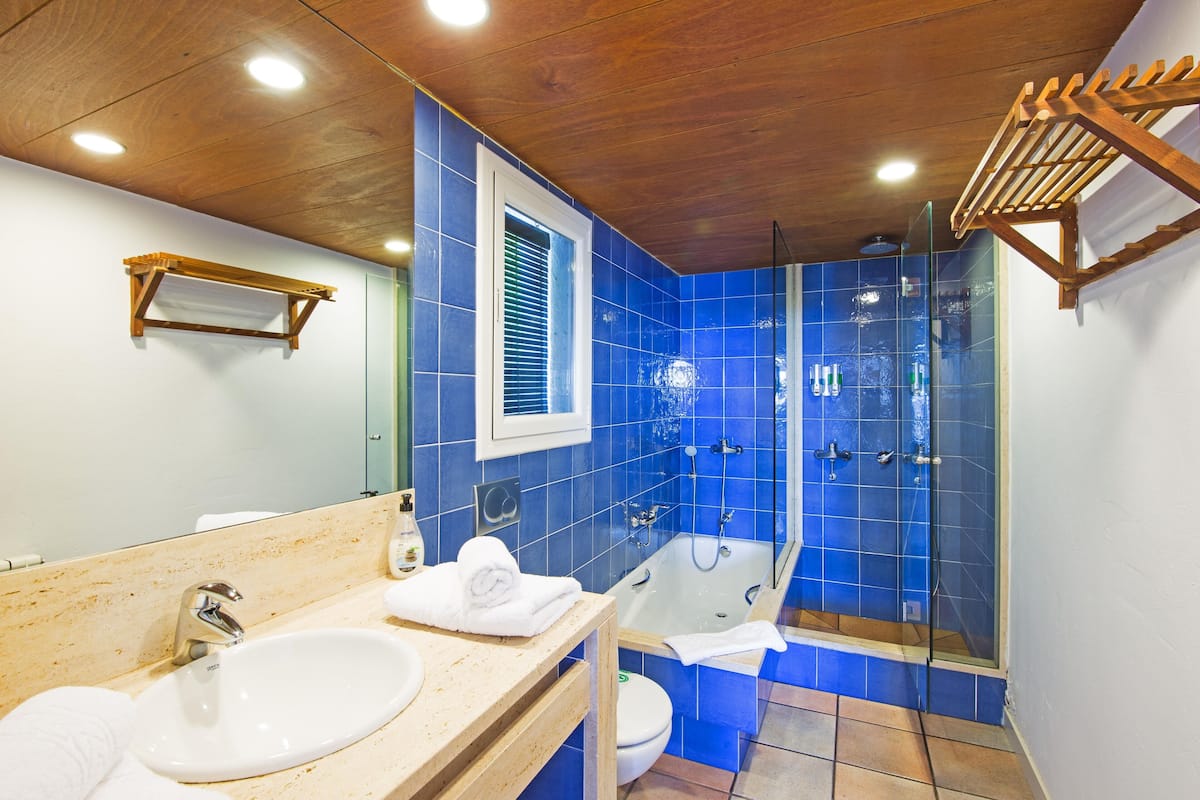 double room, sea view | bathroom | shower, free toiletries, hair dryer, towels