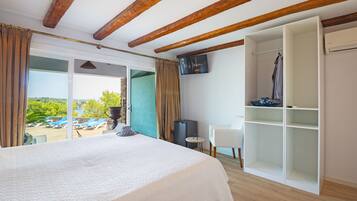 Comfort suite, terras, uitzicht op zee | 1 slaapkamer, luxe beddengoed, een minibar, verduisterende gordijnen