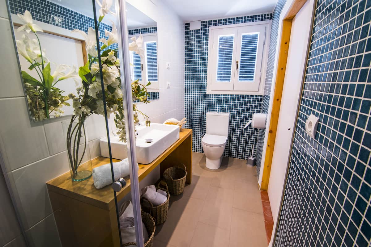 double room | bathroom | shower, free toiletries, hair dryer, towels