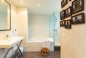 Shower, free toiletries, hair dryer, towels - Hotel Rec de Palau (Cadaqués)