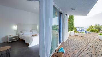 Premier suite, terras, uitzicht op zee | Luxe beddengoed, een minibar, verduisterende gordijnen