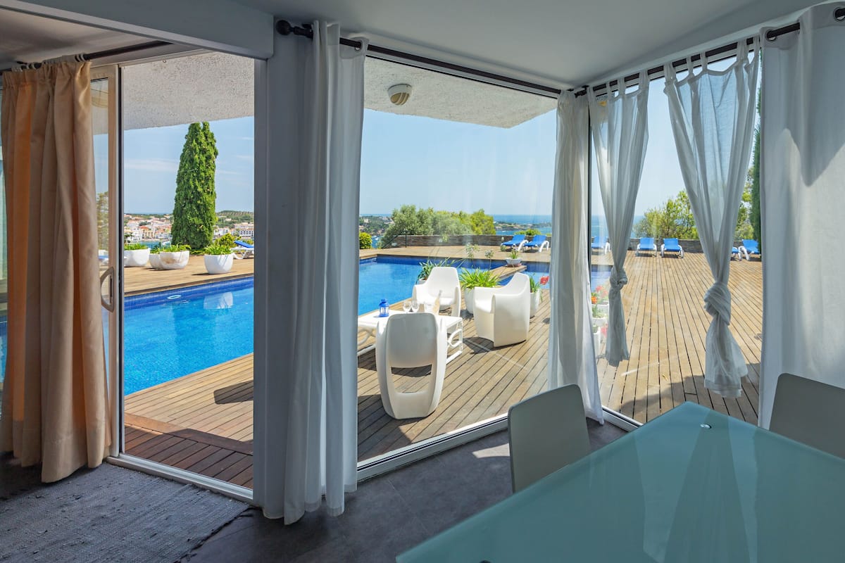 Comfort maisonnette, 3 slaapkamers, terras, uitzicht op zee | 1 slaapkamer, luxe beddengoed, een minibar, verduisterende gordijnen