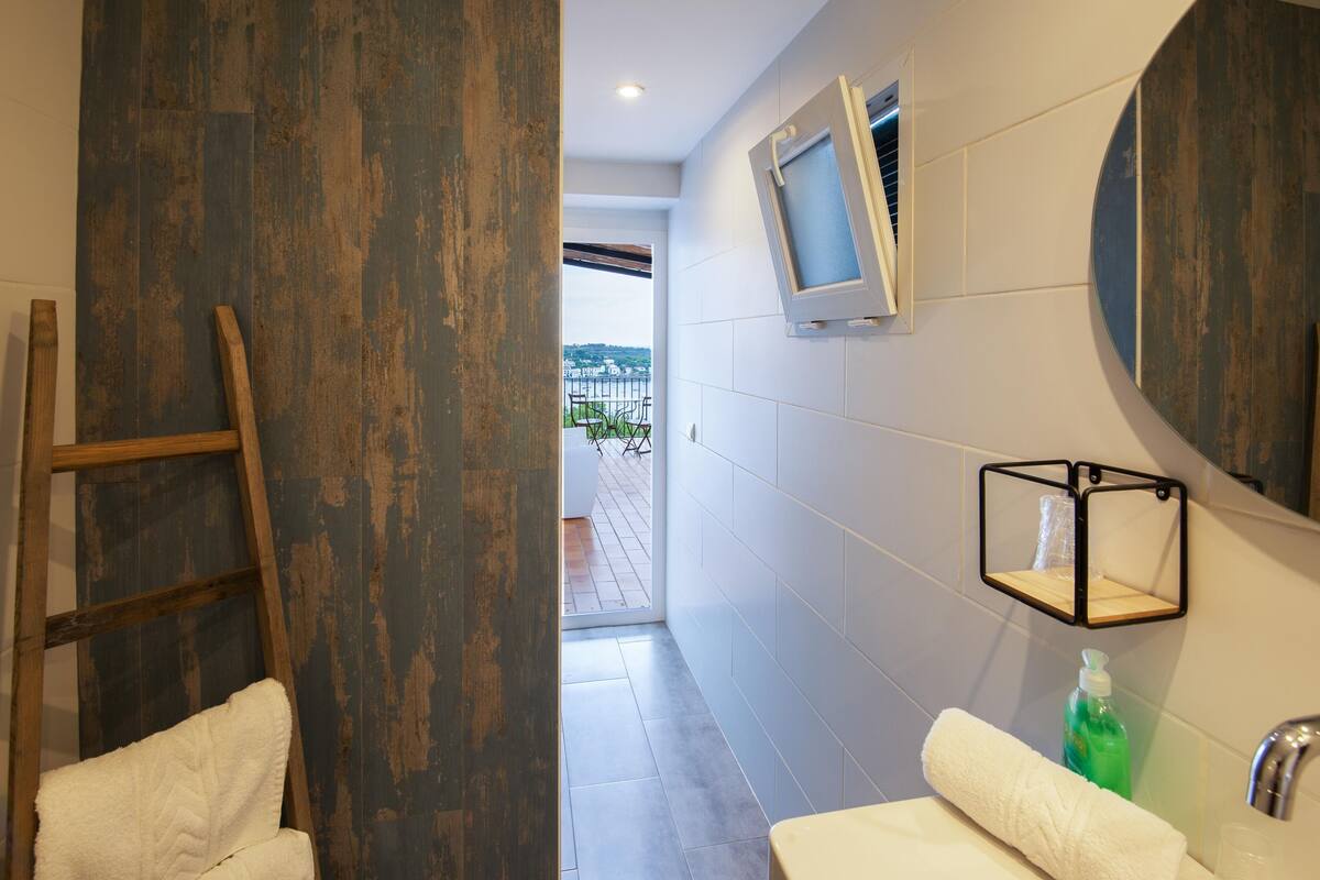 Habitación doble con terraza y vistas al mar (H-8) | Ropa de cama de alta calidad, minibar y cortinas blackout
