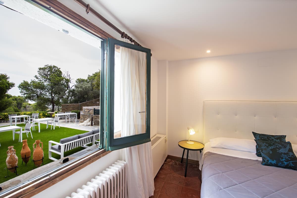 Habitación doble | Ropa de cama de alta calidad, minibar y cortinas blackout