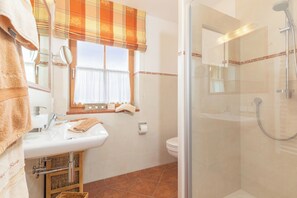Een douche, een haardroger, handdoeken