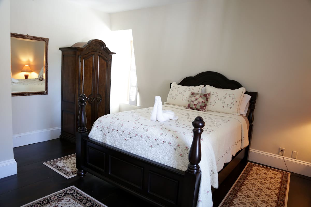Habitación Deluxe, 1 cama de matrimonio, baño privado | 9 dormitorios, ropa de cama de alta calidad, decoración individual