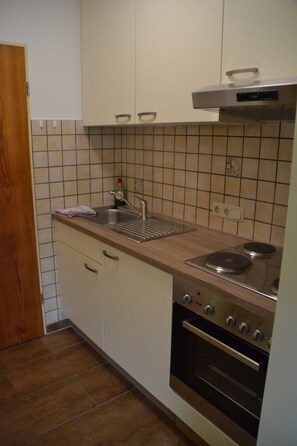 Kühlschrank, Ofen, Herdplatte, Wasserkocher mit Kaffee-/Teezubehör