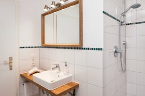 Badewanne, Haartrockner, Handtücher