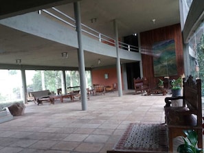 Área de estar no saguão