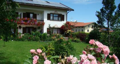 Ferienwohnung 76 qm im Landhausstil mit Alpenrundblick am Samerberg auf 700 m