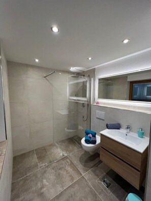Badewanne, kostenlose Toilettenartikel, Haartrockner, Handtücher