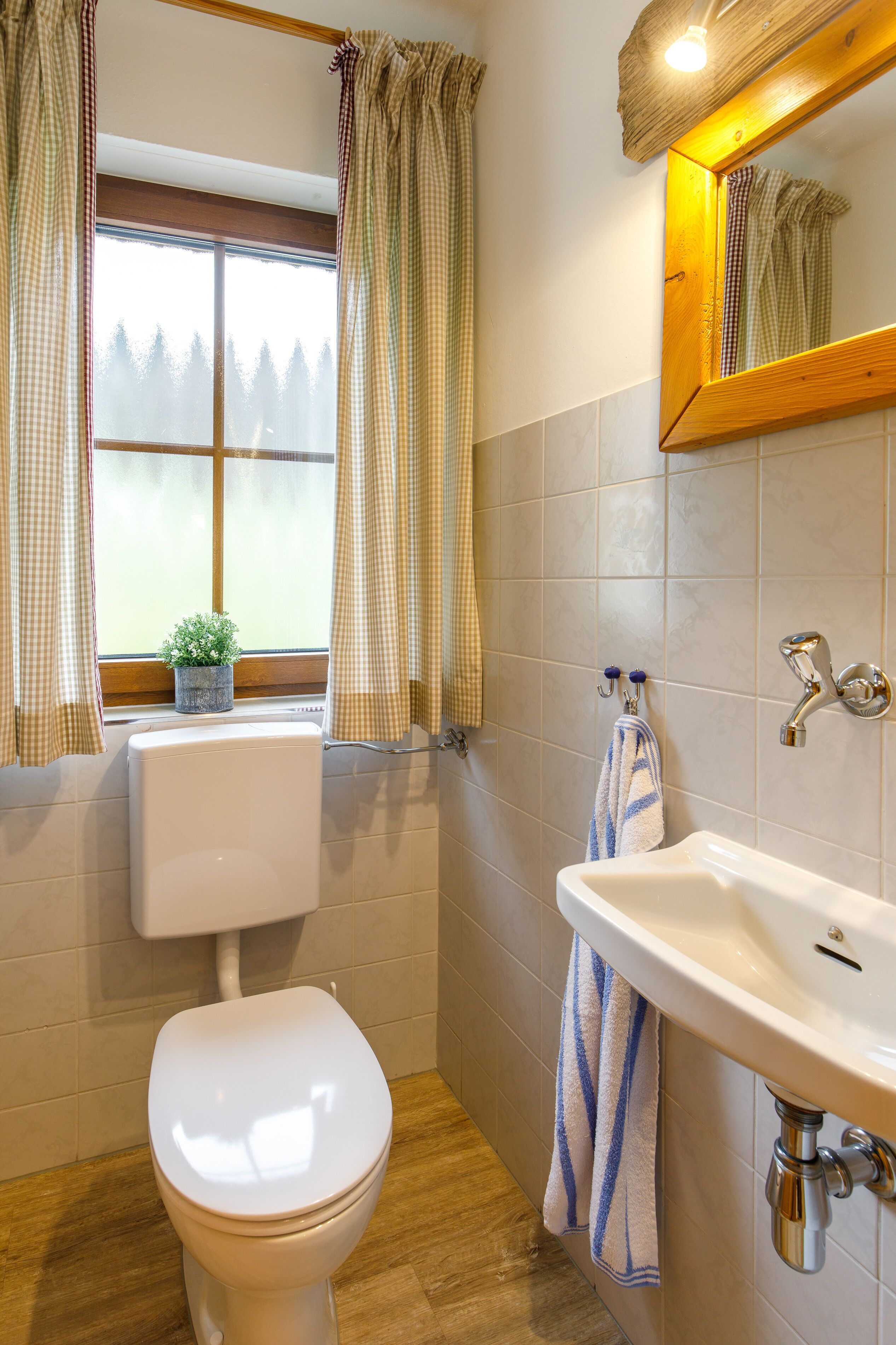 Dusj, hårføner og håndklær