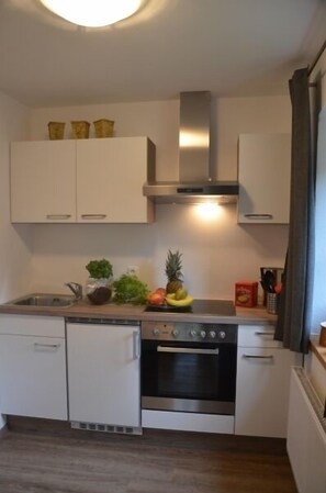 Kühlschrank, Ofen, Herdplatte, Wasserkocher mit Kaffee-/Teezubehör