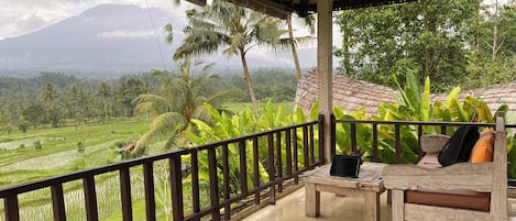 Deluxe-Zimmer, 1Â King-Bett, Bergblick, zum Garten hin | Balkon