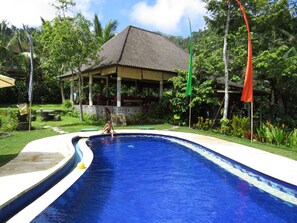 Außenpool, Sonnenschirme, Liegestühle