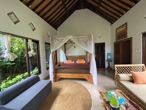 Superior-Doppelzimmer, Blick auf die Anlage, zum Garten hin | Minibar, Zimmersafe, kostenloses WLAN, Bettwäsche