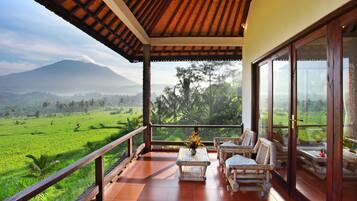 Chambre Deluxe, 1 très grand lit, vue montagne, côté jardin | Terrasse/Patio