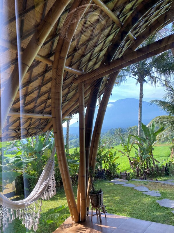Bamboo Villa with Ricefield and Mountain Views | Pemandangan balkon