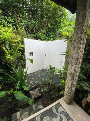 Superior-Dreibettzimmer, Mehrere Betten, Gartenblick, zum Garten hin | Dusche im Bad