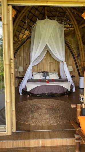 Bamboo Villa with Ricefield and Mountain Views | Minibar, brankas, Wi-Fi gratis, dan seprai linen