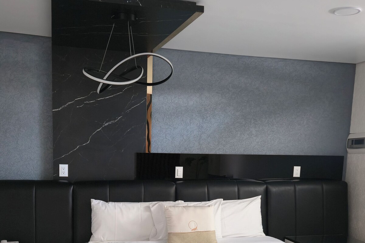 Junior Suite | Premium bedding, minibar, in-room safe, iron/ironing board