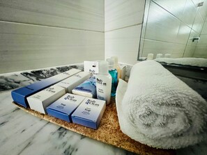 Standard Room, 1 King Bed | Bathroom | Free toiletries, towels - Hotel Aquetzalli (Yautepec)