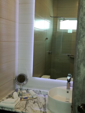 Deluxe-Doppelzimmer | Waschbecken im Bad