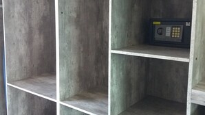 A set of concrete shelves with a built-in electronic safe. - Hotel Aquetzalli (Yautepec)