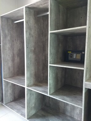 A set of concrete shelves with a built-in electronic safe. - Hotel Aquetzalli (Yautepec)