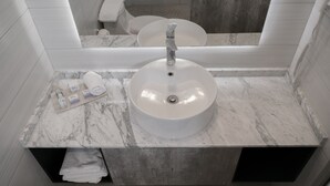 A bathroom with a marble sink, a towel rack, and a mirror. - Hotel Aquetzalli (Yautepec)