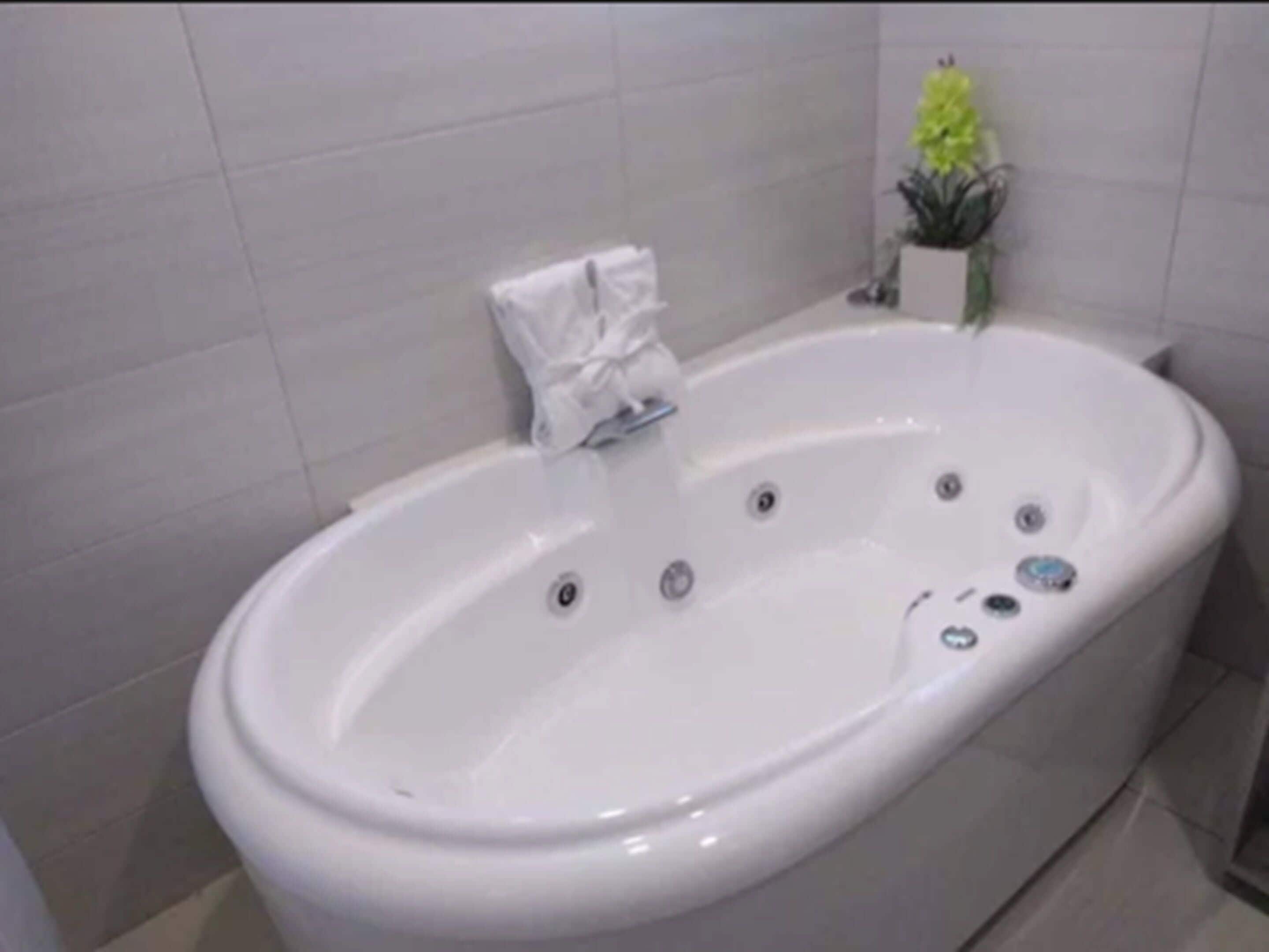 luxury suite | jetted bathtub