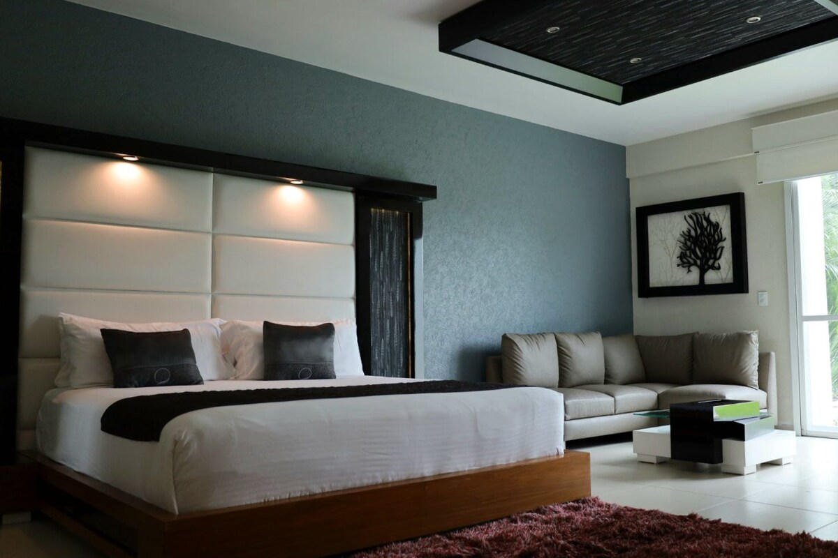 Luxury Suite | Premium bedding, minibar, in-room safe, iron/ironing board