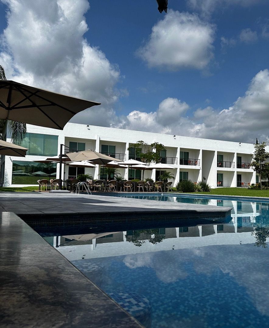 Una piscina al aire libre