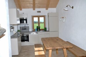 Fridge, microwave, oven, stovetop - Vacation apartment Amelie, 70 sqm, balcony, 2 bedrooms (Schechen)